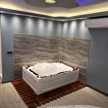 Blue Moonrise اسطنبول